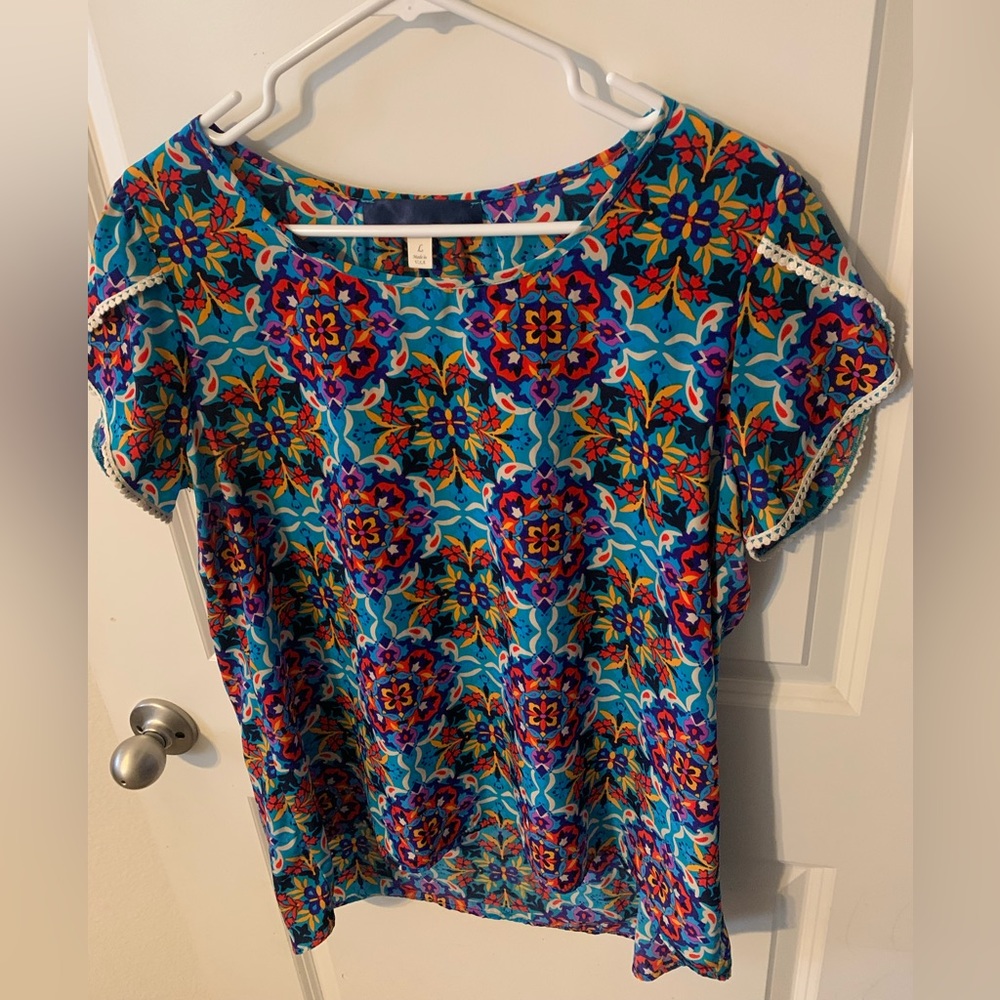 Beautiful and colorful satin sort-sleeved shirt featuring lace accents, size L